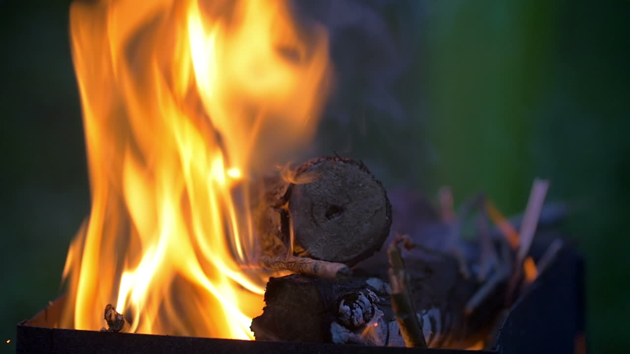 벽난로에서 불타는 나무