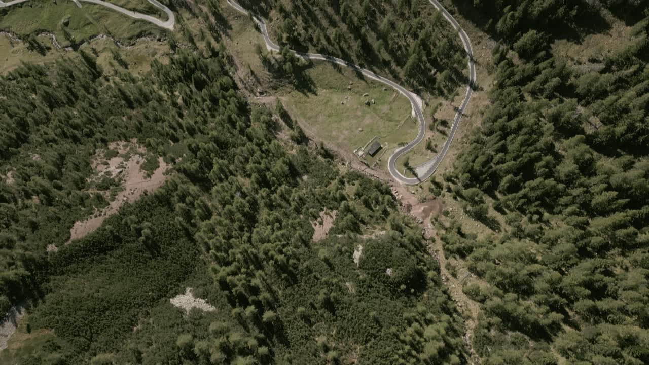 imágenes de drones sobre dolomitas en italia-17