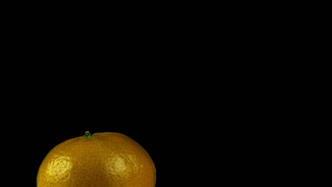 un naranja brillante gira en la esquina inferior izquierda del marco negro