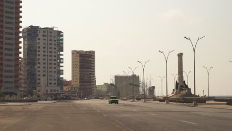 Old-cars-on-famous-Highway-next-to-Malecon-of-Havana,-Cuba