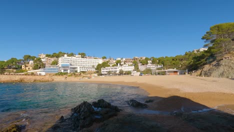 4K-Video-Des-Fischerdorfes-Tossa-De-Mar-An-Der-Costa-Brava-Von-Gerona-In-Der-Nähe-Von-Barcelona-Spanien-Europäischer-Mittelalterlicher-Tourismus-Türkisblauer-Wasserstrand