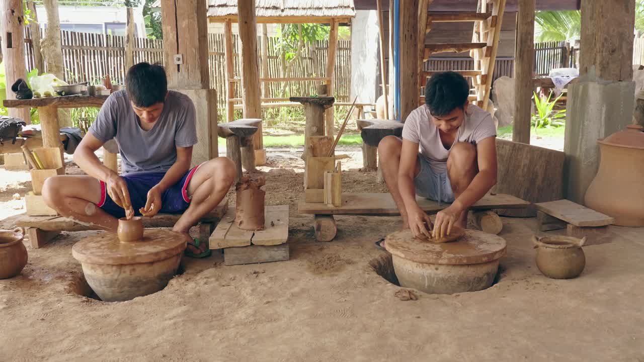 Pengrajin Tembikar Profesional dan Pemula Bekerja di Roda Tembikar, Video 4K