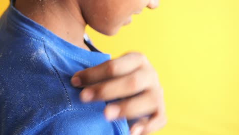 niño con enfermedad de la piel en el hombro
