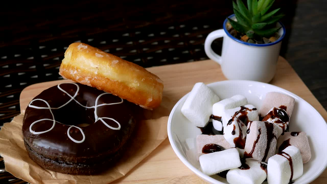 마쉬멜로와 도이 테이블에 있습니다.