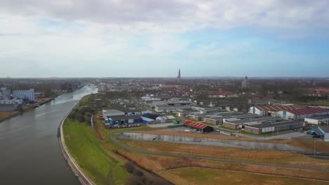 La-Ciudad-Histórica-De-Middelburg-Con-En-Primer-Plano-Un-Canal-Y-Una-Zona-Industrial