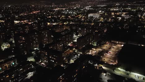 coyoacán por la noche, vuelo de avión no tripulado sobre la ciudad de méxico