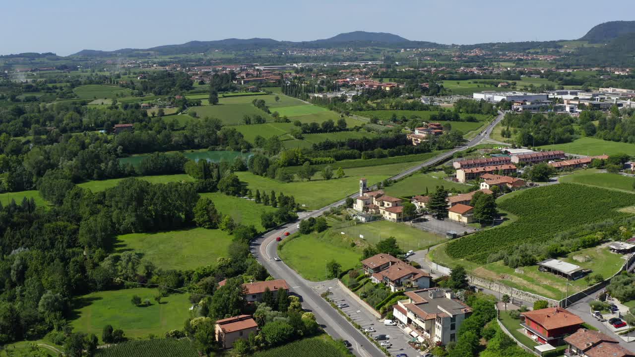 vista aérea de los coches que circulan por la carretera en la ciudad de iseo en italia en verano