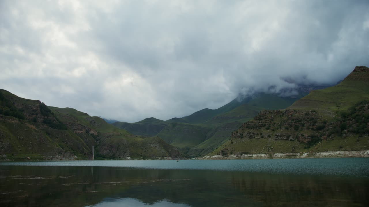 paisaje de lago de montaña bajo un cielo nublado