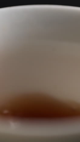 vertiendo té en una taza