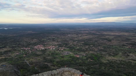 Cámara-De-Drones-Moviéndose-Desde-El-Castillo-De-Monsanto-Hacia-Los-Alrededores-Para-Capturar-El-Paisaje-Pintoresco