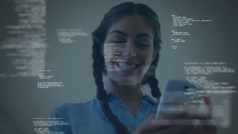 animación del procesamiento de datos sobre una mujer que usa un teléfono inteligente
