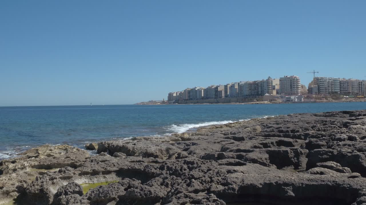 Vista de una cala con edificios en Malta