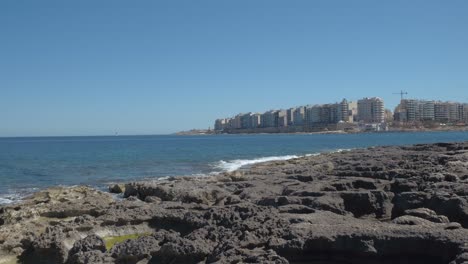 Blick-Auf-Eine-Bucht-Mit-Gebäuden-In-Malta