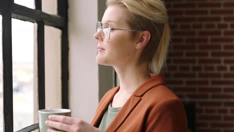 pensando, ventana y café con una mujer de negocios