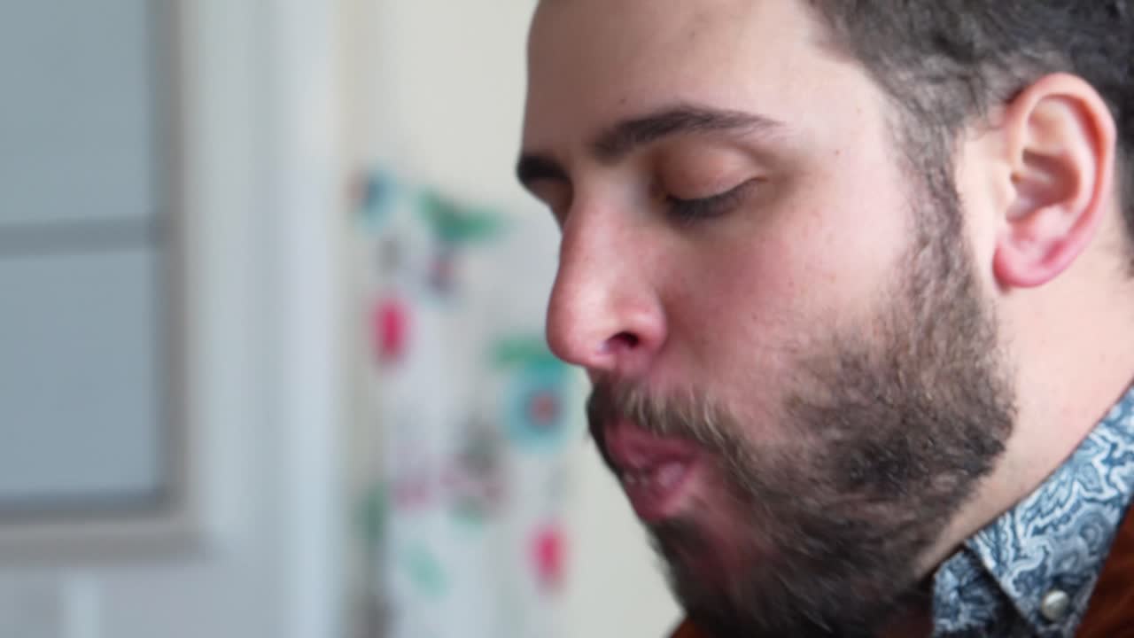Ritratto di un uomo caucasico che mangia cibo sano al ristorante.