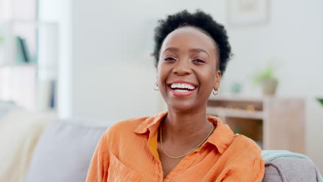 Schwarze-Frau,-Gesicht-Und-Lächeln-Auf-Dem-Sofa-Im-Häuslichen-Leben