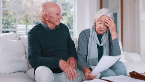 pareja de ancianos, facturas y estrés por la deuda de la casa