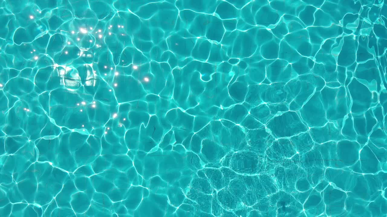 Pemandangan udara air kolam renang yang biru dan jernih