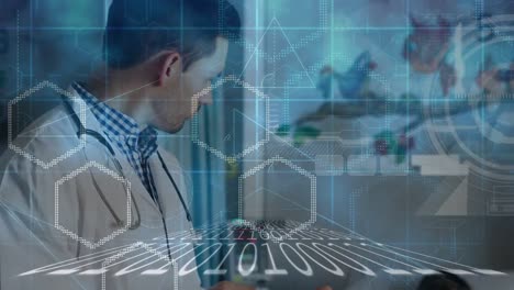 animación del procesamiento de datos de codificación binaria sobre un médico masculino que usa una tableta
