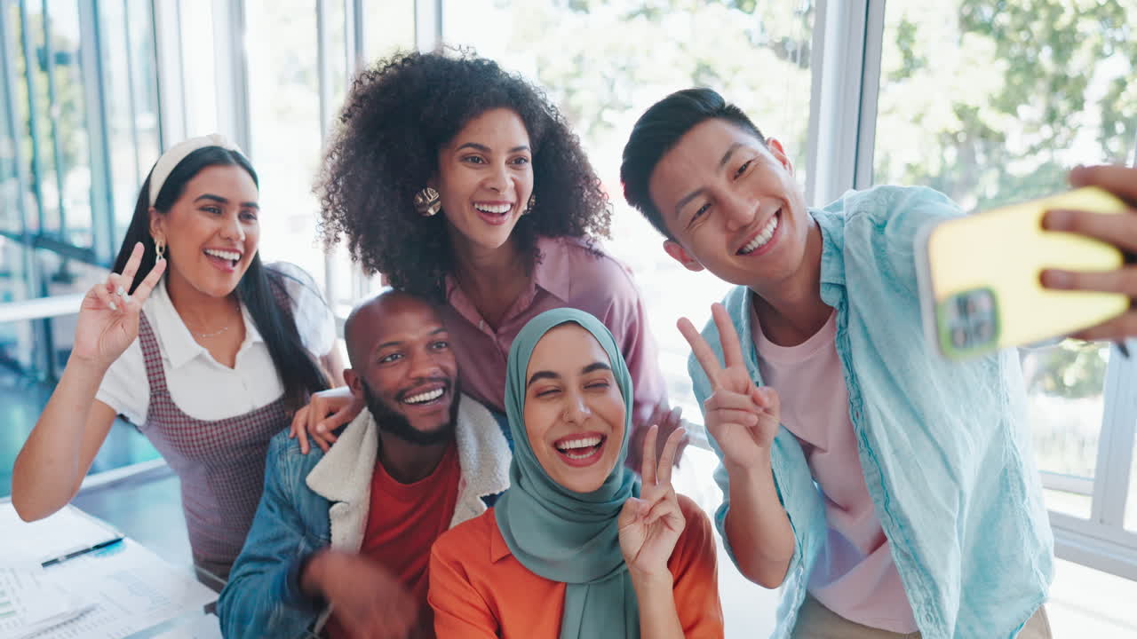 teléfono, formación de equipos o empleados felices toman