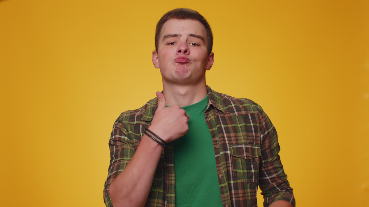 부자는 돈을  ⁇ 비하거나 던지는 것을 보여줍니다. 손짓, 더 많은  ⁇ , 큰 수익을 꿈꾸고 있습니다.