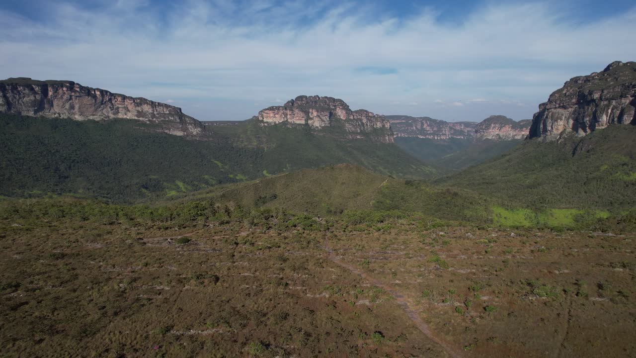 vista desde un avión no tripulado del punto de vista de so vale do pati en chapada diamantina, bahía, brasil