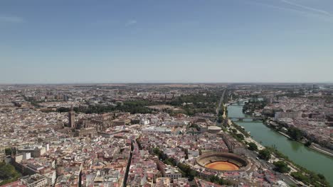 Drone-Volando-Sobre-El-Famoso-Río-Guadalquivir-En-El-Centro-De-La-Ciudad-De-Sevilla