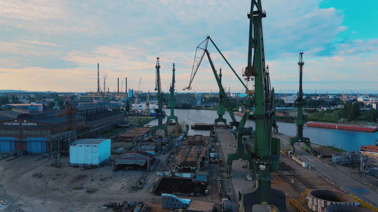 Ripresa aerea con dolly del porto del cantiere navale polacco con area container a Danzica, Polonia