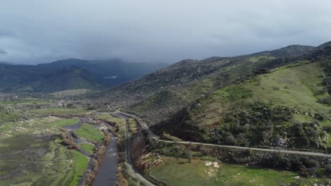 río kaweah que fluye a través del área recreativa de rocas resbaladizas del parque nacional de las secuoyas