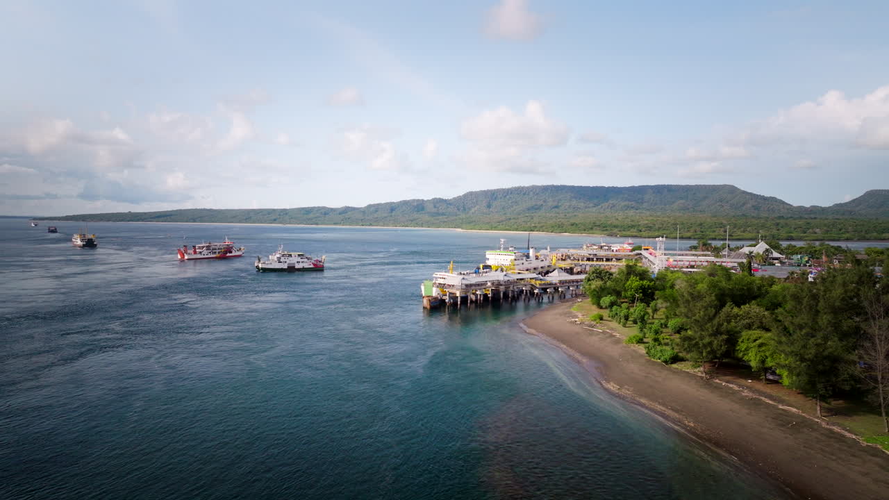 vista aérea del puerto de gilimanuk con transbordadores que salen de bali a la isla de java