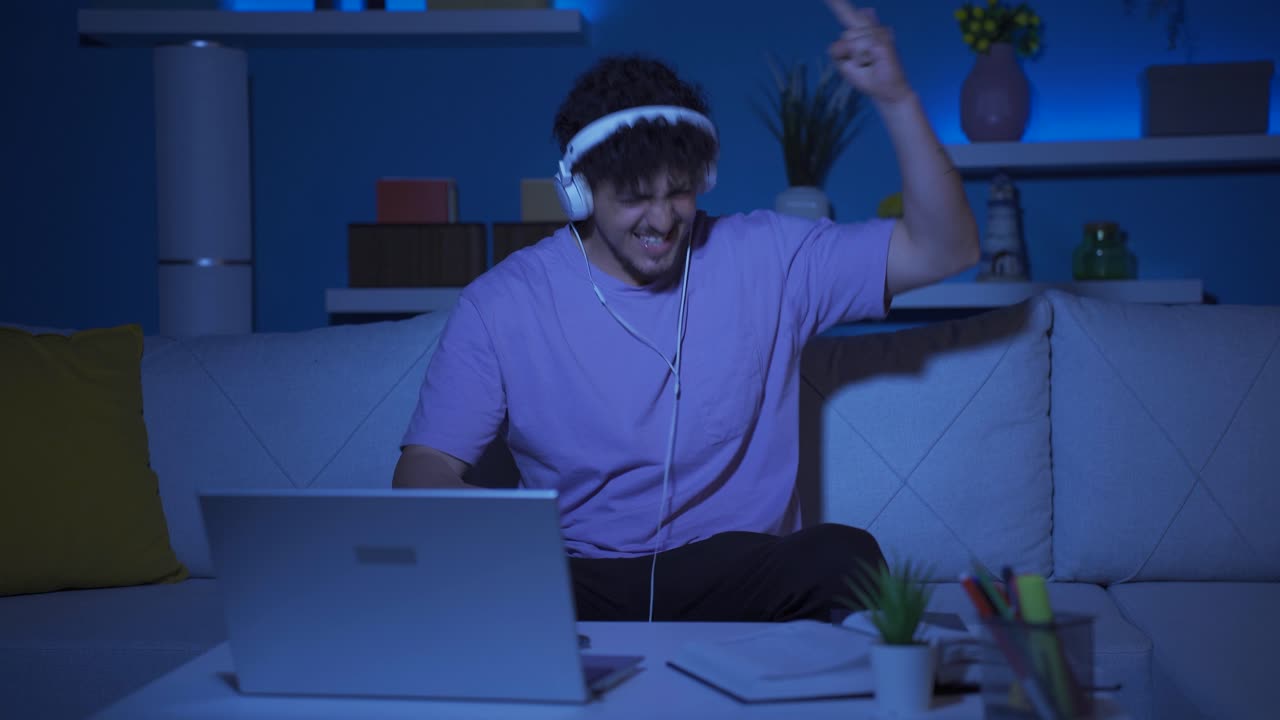 un joven bailando rompiendo con la música rap.