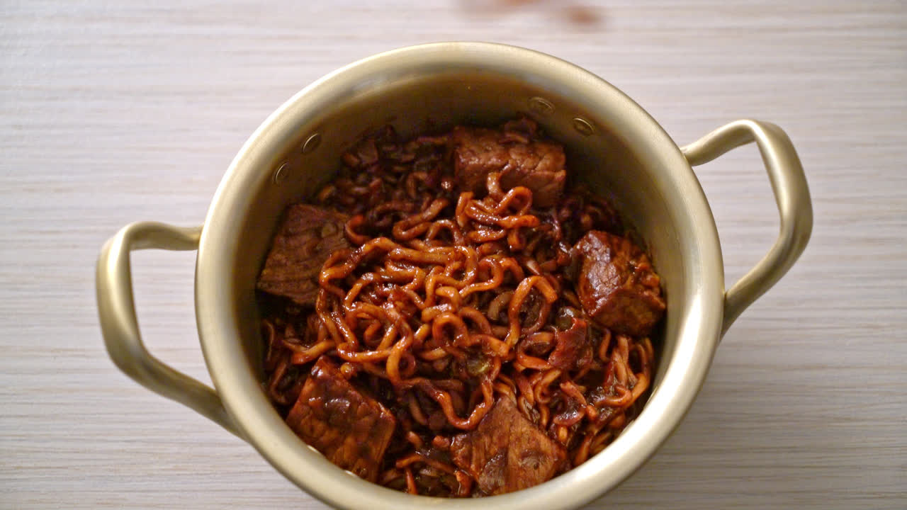 jjapaguri o chapaguri, fideos picantes de frijoles negros coreanos con carne de res - estilo de comida coreana