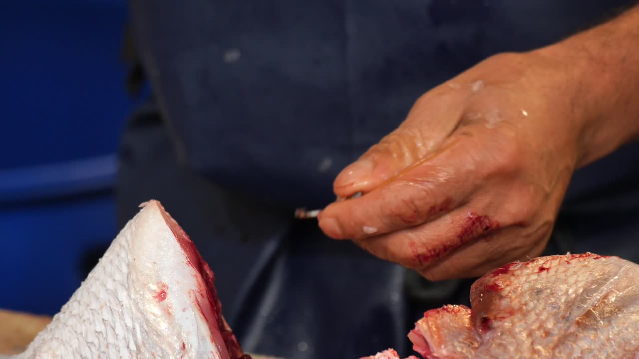 신선한 물고기를 준비하는 것