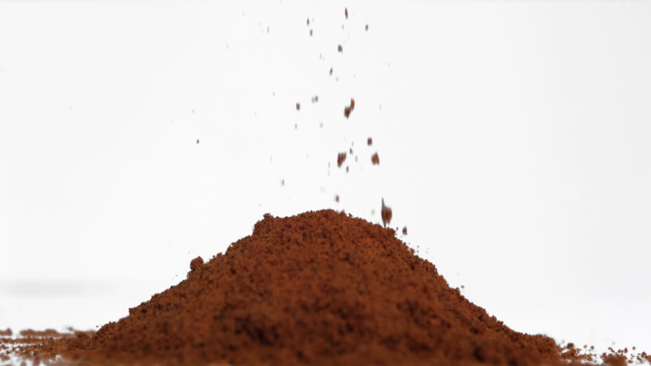 가루가 어리 위에 떨어지는 느린 움직임