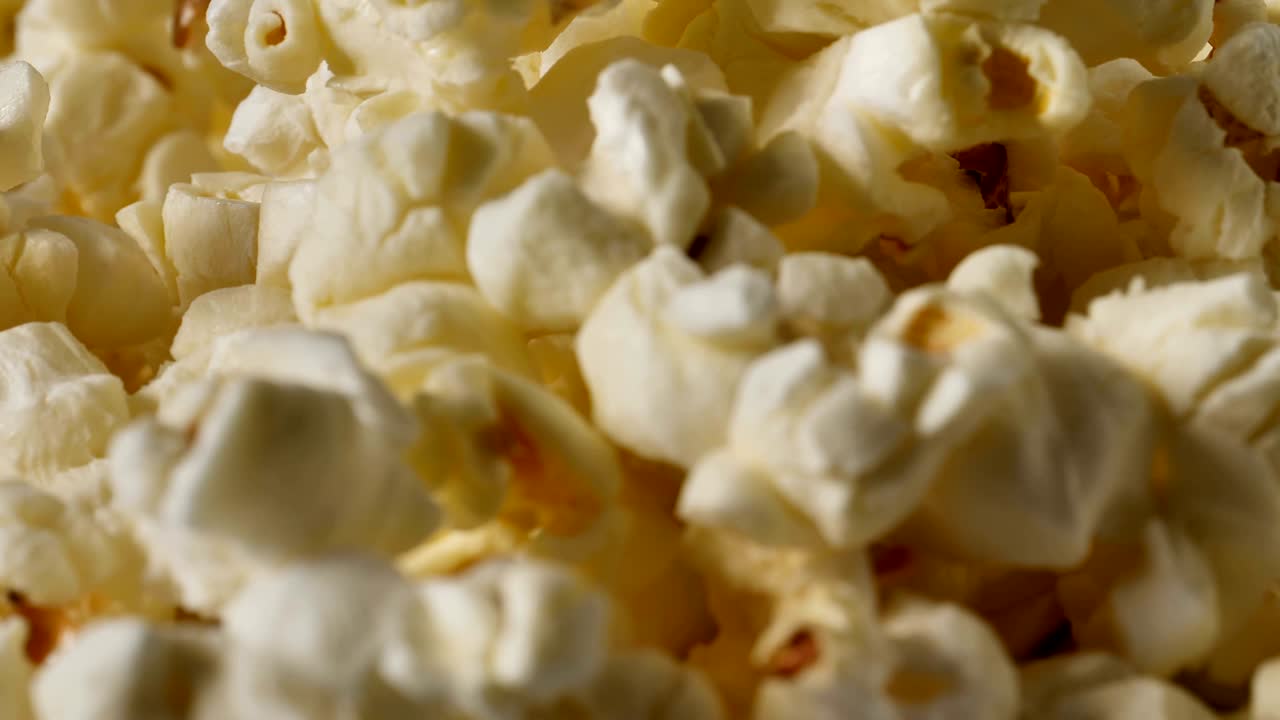 Primo piano di popcorn dolce, con cambio di messa a fuoco.