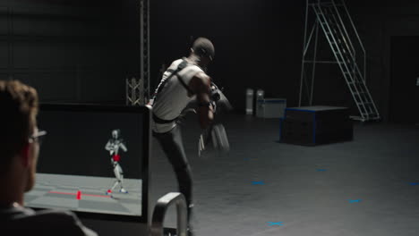 hombre en forma usando traje de captura de movimiento en el estudio luchando juegos de computadora artes marciales actor de boxeo usando traje mo-cap para animación de personajes en 3d para juegos de lucha de realidad virtual