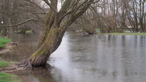 Regentag-Auf-Dem-Fluss