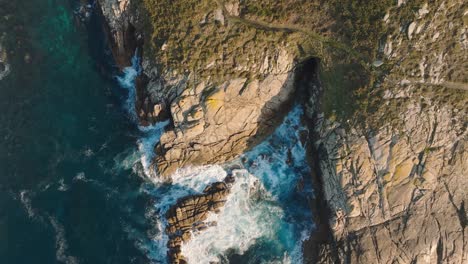 Vista-De-Arriba-Hacia-Abajo-Del-Paisaje-Marino-Y-Los-Acantilados-En-La-Península-De-Cabo-De-San-Adrian-En-España---Disparo-De-Drones