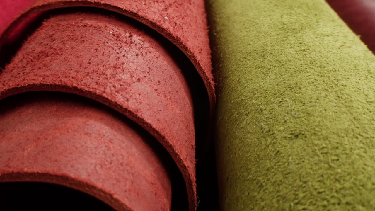 Detailní záběr červené a zelené kůže