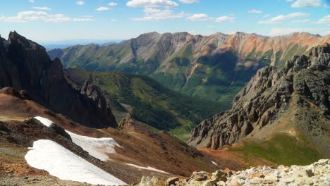 Südliches-Colorado,-Sommer,-Verschneit,-Verträumt,-Felsige-Berge,-San-Juan,-Gipfel-Der-Gipfel,-Eis,-Seebecken,-Weg-In-Richtung-Silverton,-Telluride,-Ouray,-Roter-Berg,-Molas-Pass,-Gipfel-Der-Welt,-Langsames-Schwenken,-Bewegung-Nach-Links