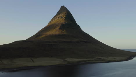 La-Famosa-Y-Hermosa-Montaña-Kirkjufjell-En-Islandia