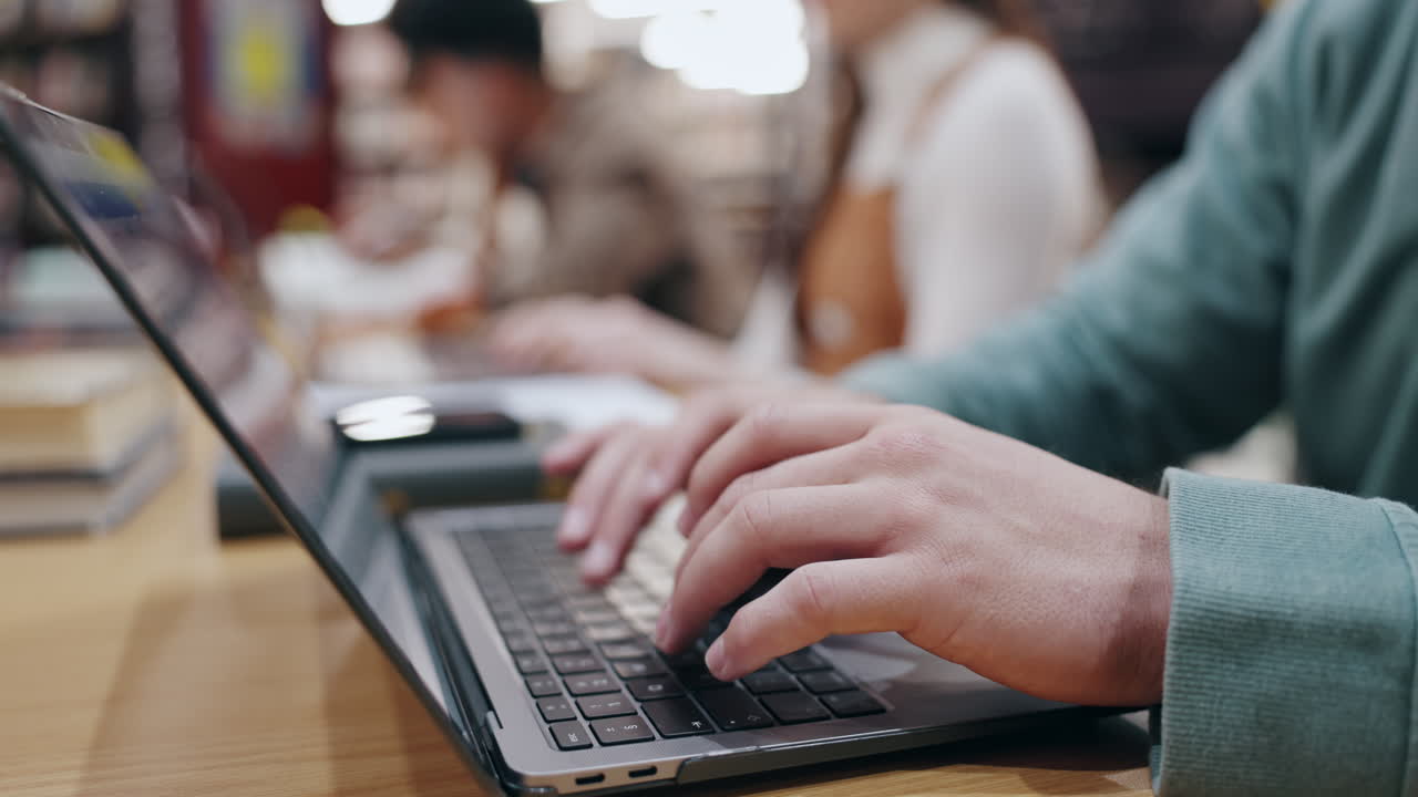 persona trabajando en una computadora portátil en un café