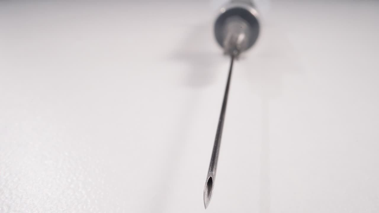 ⁇ 색 바탕에 있는 긴 금속 바늘의 주사기 매크로