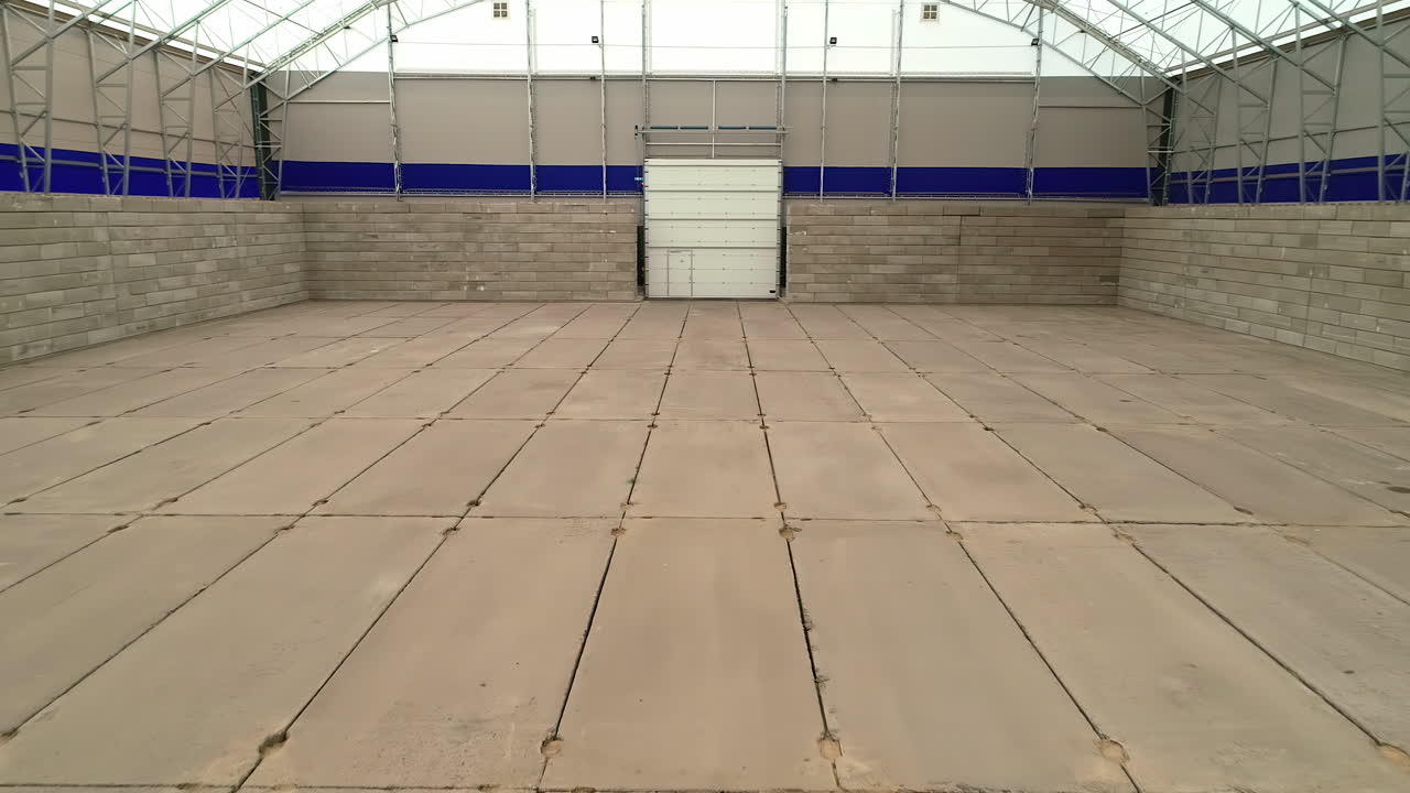 almacén masivo vacío para el cultivo de cultivos, dolly vista hacia atrás