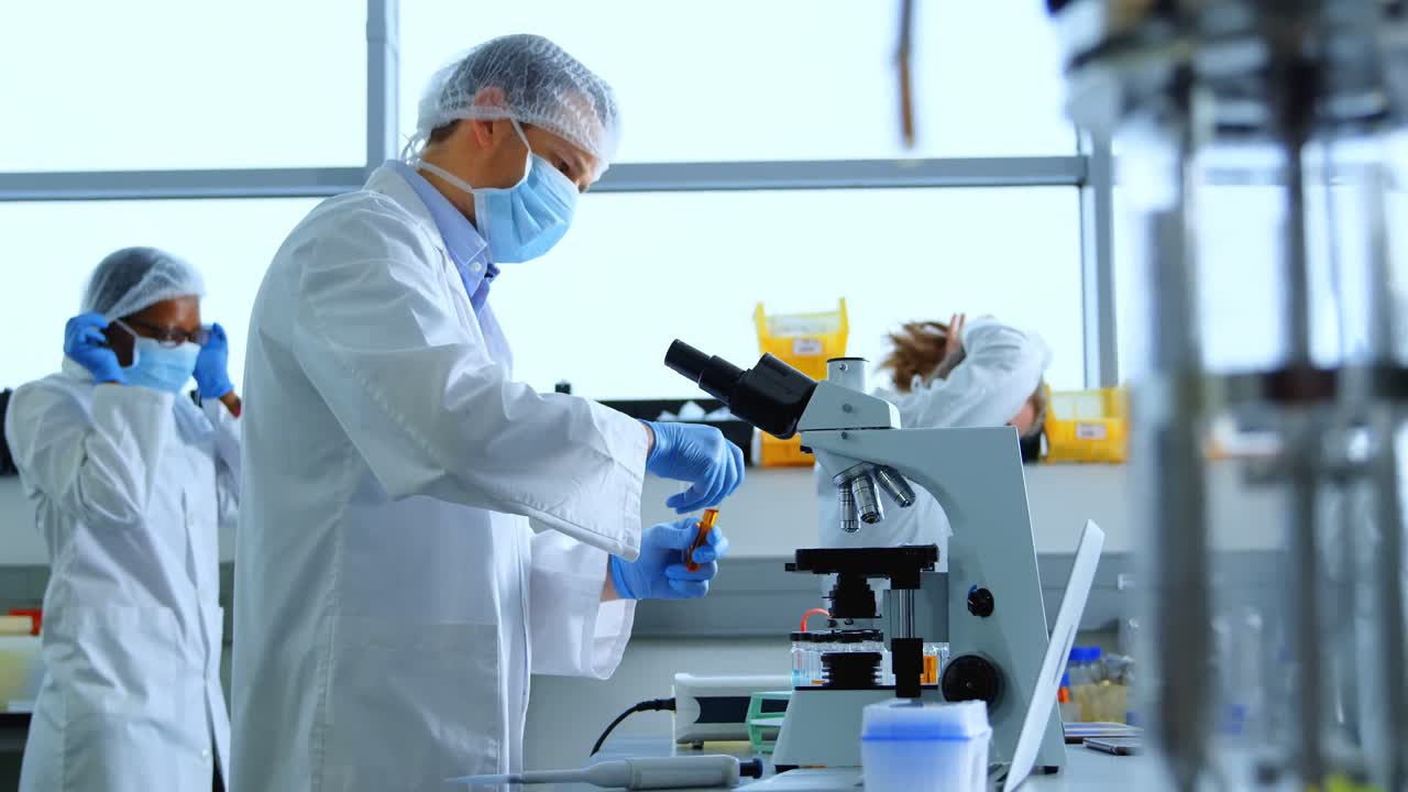 científico masculino experimentando en el laboratorio 4k