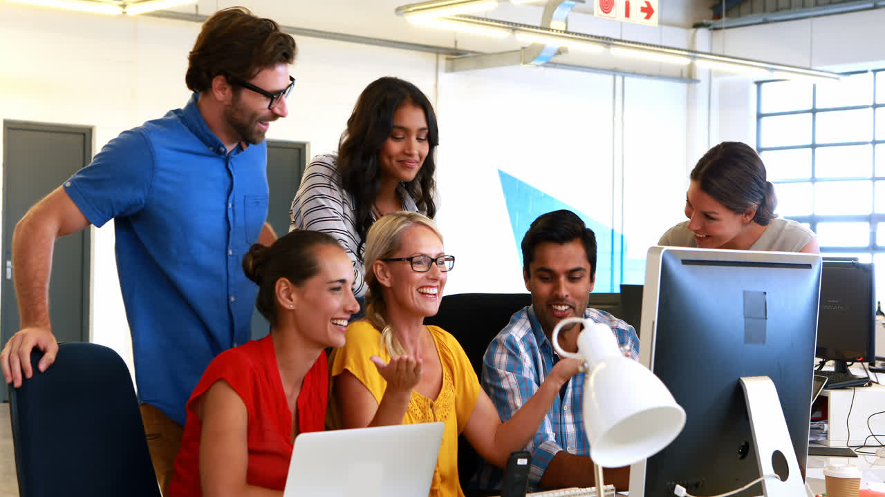 hombres de negocios teniendo una discusión mientras usan la computadora