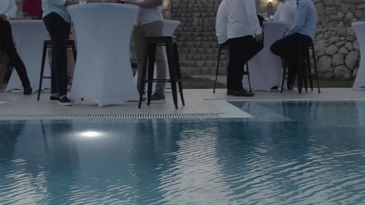 수영장에서의 파티, 물 위의 드론