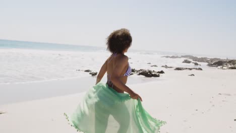mujer joven corriendo por el mar 4k