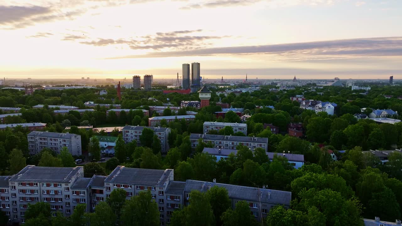 Riian Agenskalnsin kaupunginosa auringonnousun aikaan, paljastaen vesitornin ja Z Towersin siluetin.