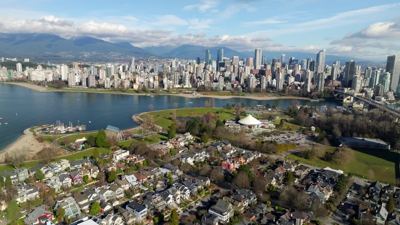 Skyline di Vancouver da Vanier Park lungo il lungomare vicino al quartiere di Kitsilano in Columbia Britannica, Canada. Ripresa aerea in allontanamento.